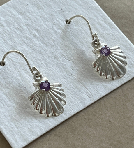 Seashell earrings with small stone